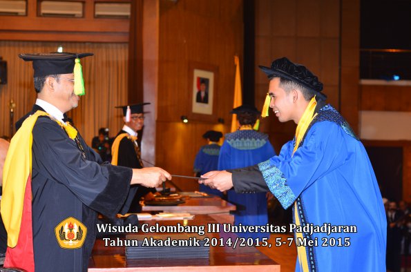 Wisuda Unpad Gel III TA 2014_2015  Fakultas Ilmu Komunikasi oleh Dekan  015