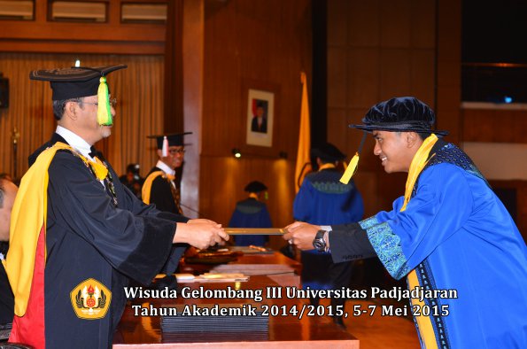 Wisuda Unpad Gel III TA 2014_2015  Fakultas Ilmu Komunikasi oleh Dekan  017