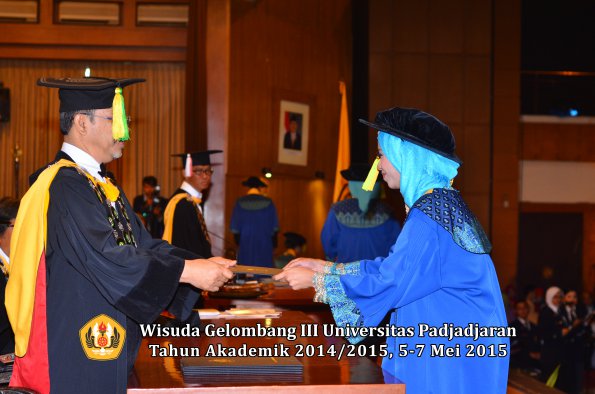 Wisuda Unpad Gel III TA 2014_2015  Fakultas Ilmu Komunikasi oleh Dekan  025