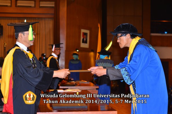 Wisuda Unpad Gel III TA 2014_2015  Fakultas Ilmu Komunikasi oleh Dekan  026