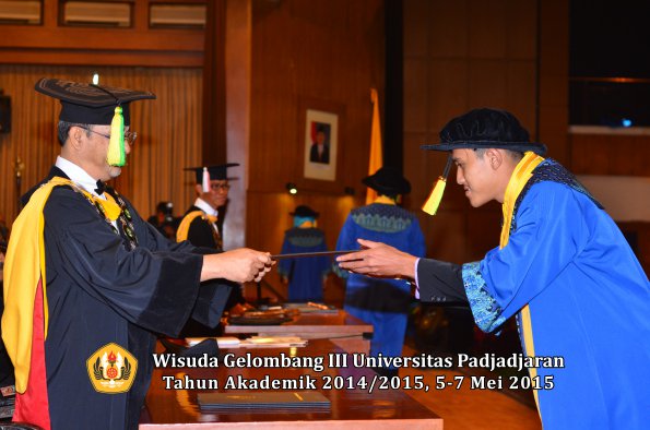 Wisuda Unpad Gel III TA 2014_2015  Fakultas Ilmu Komunikasi oleh Dekan  027