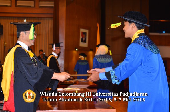 Wisuda Unpad Gel III TA 2014_2015  Fakultas Ilmu Komunikasi oleh Dekan  030