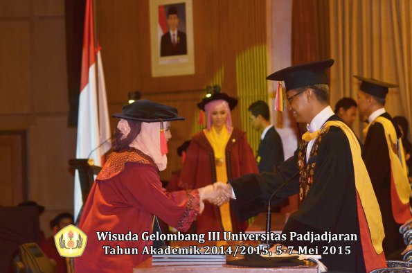 Wisuda Unpad Gel III TA 2014_2015  Fakultas Hukum oleh Rektor 022