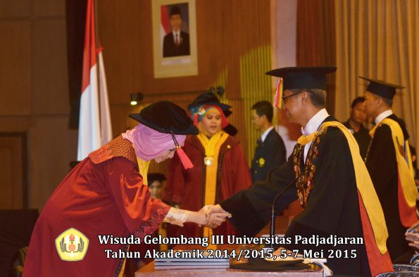 Wisuda Unpad Gel III TA 2014_2015  Fakultas Hukum oleh Rektor 023