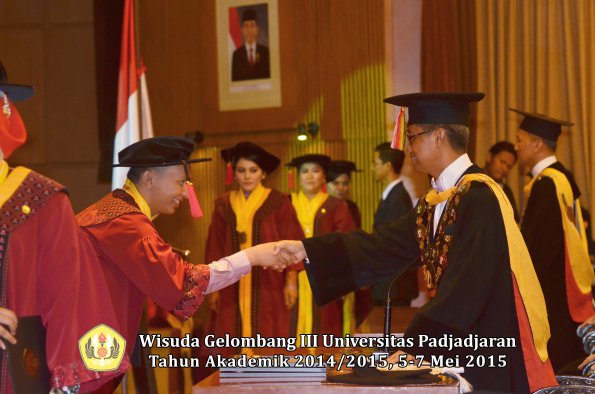 Wisuda Unpad Gel III TA 2014_2015  Fakultas Hukum oleh Rektor 025