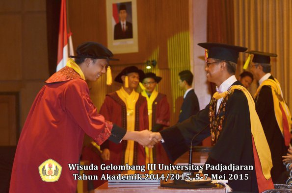 Wisuda Unpad Gel III TA 2014_2015  Fakultas Ekonomi dan Bisnis oleh Rektor 036