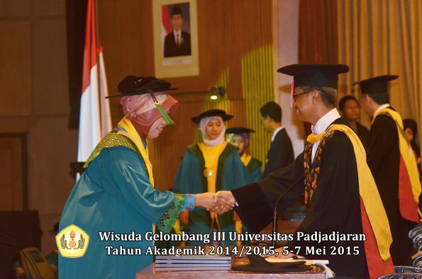 Wisuda Unpad Gel III TA 2014_2015  Fakultas Kedokteran oleh Rektor 019
