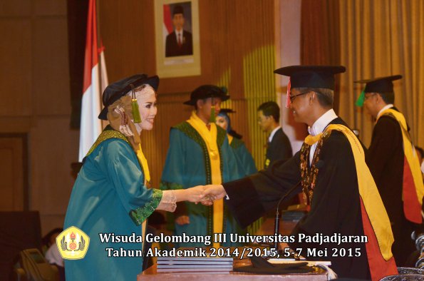 Wisuda Unpad Gel III TA 2014_2015  Fakultas Kedokteran oleh Rektor 040