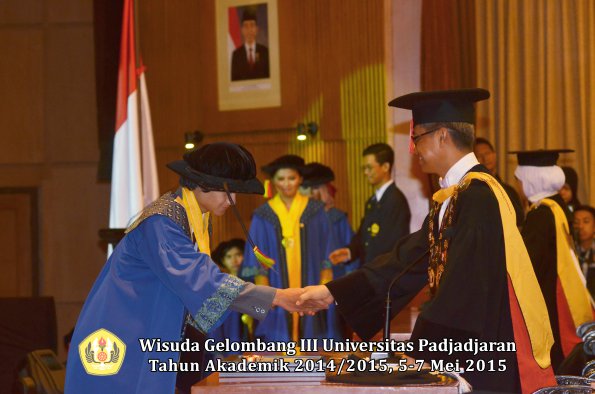 Wisuda Unpad Gel III TA 2014_2015 Fakultas Mipa oleh Rektor  022