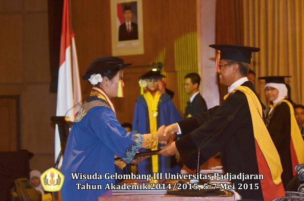 Wisuda Unpad Gel III TA 2014_2015 Fakultas Mipa oleh Rektor  025