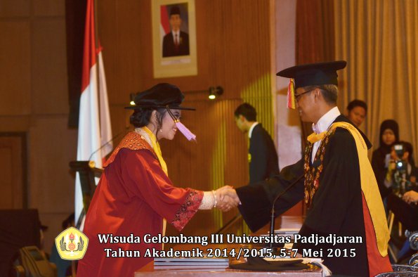 Wisuda Unpad Gel III TA 2014_2015 Fakultas Kedokteran Gigi oleh Rektor  004