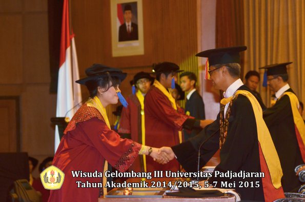 Wisuda Unpad Gel III TA 2014_2015 Fakultas ISIP oleh Rektor  015