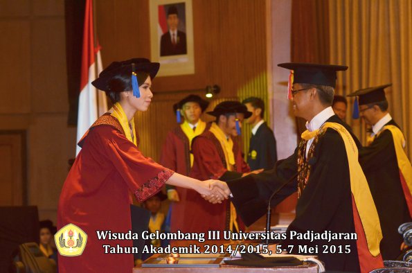 Wisuda Unpad Gel III TA 2014_2015 Fakultas ISIP oleh Rektor  029