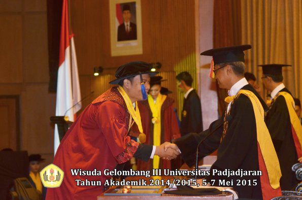 Wisuda Unpad Gel III TA 2014_2015 Fakultas ISIP oleh Rektor  031