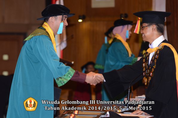 Wisuda Unpad Gel III TA 2014_2015  Fakultas Ilmu Budaya oleh Rektor  004