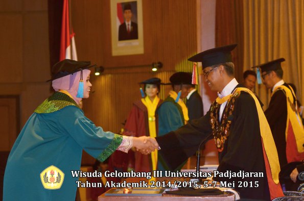Wisuda Unpad Gel III TA 2014_2015  Fakultas Ilmu Budaya oleh Rektor  005