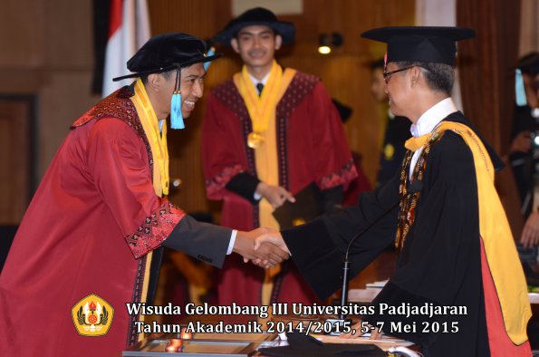 Wisuda Unpad Gel III TA 2014_2015  Fakultas Ilmu Budaya oleh Rektor  015