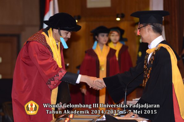 Wisuda Unpad Gel III TA 2014_2015  Fakultas Ilmu Budaya oleh Rektor  016