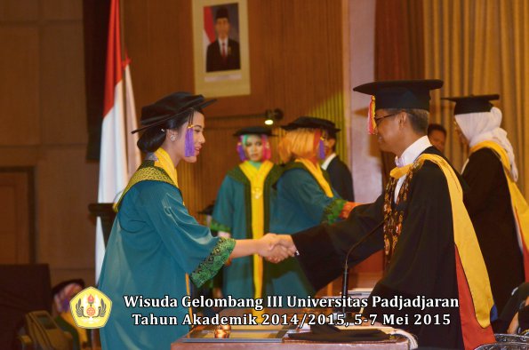 Wisuda Unpad Gel III TA 2014_2015  Fakultas Psikologi oleh Rektor  012