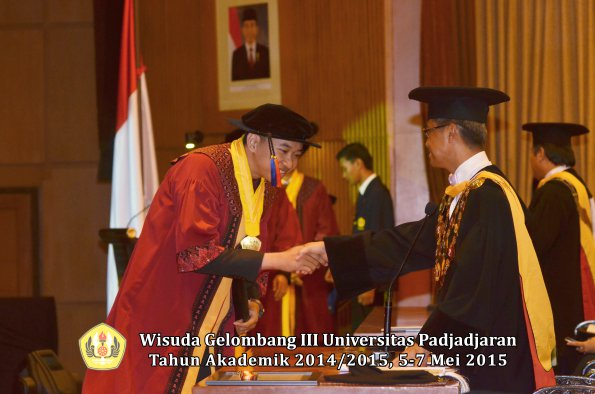Wisuda Unpad Gel III TA 2014_2015  Fakultas Teknik Geologi oleh Rektor  006
