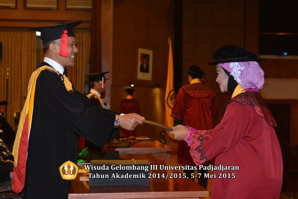 Wisuda Unpad Gel III TA 2014_2015  Fakultas Hukum oleh Dekan 015