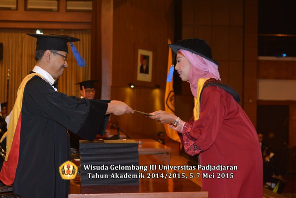 Wisuda Unpad Gel III TA 2014_2015 Fakultas ISIP oleh Dekan  001