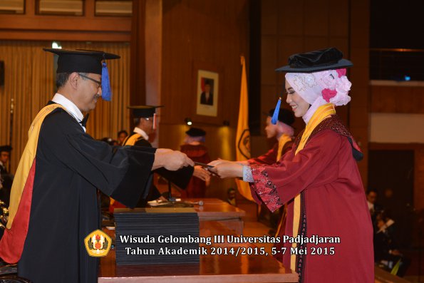 Wisuda Unpad Gel III TA 2014_2015 Fakultas ISIP oleh Dekan  008