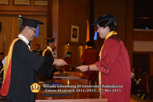 Wisuda Unpad Gel III TA 2014_2015 Fakultas ISIP oleh Dekan  046
