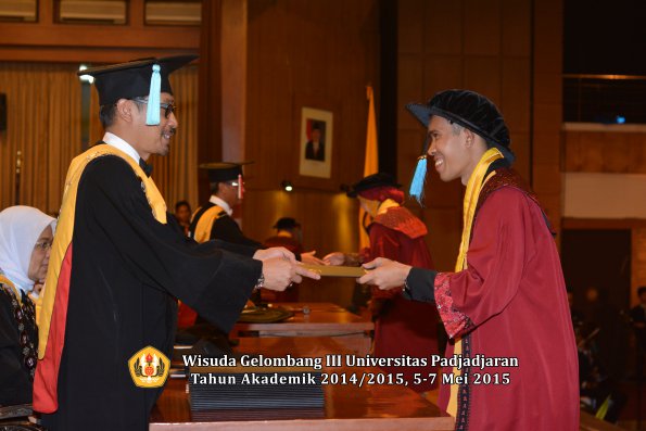 Wisuda Unpad Gel III TA 2014_2015  Fakultas Ilmu Budaya oleh Dekan  016