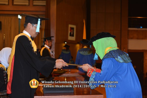 Wisuda Unpad Gel III TA 2014_2015  Fakultas Ilmu Budaya oleh Dekan  022