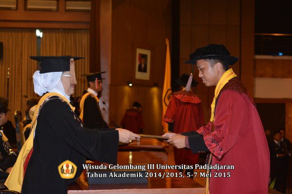 Wisuda Unpad Gel III TA 2014_2015  Fakultas Peternakan oleh Dekan  005
