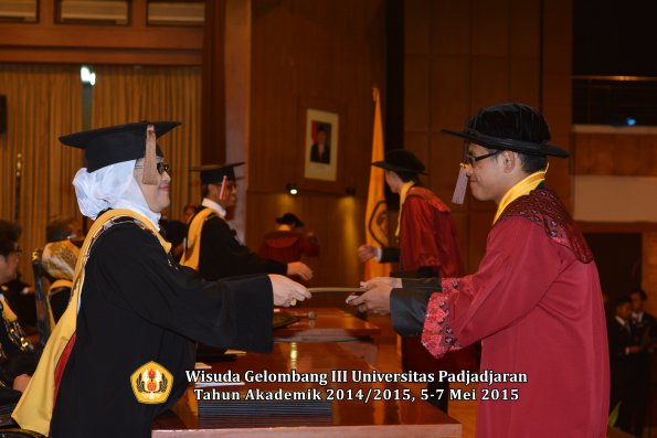 Wisuda Unpad Gel III TA 2014_2015  Fakultas Peternakan oleh Dekan  012