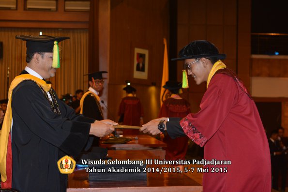 Wisuda Unpad Gel III TA 2014_2015  Fakultas Ilmu Komunikasi oleh Dekan  003