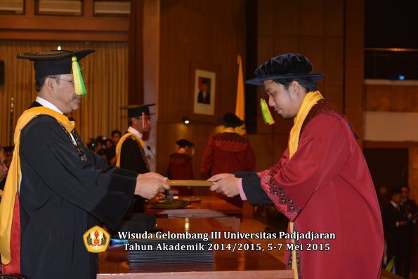 Wisuda Unpad Gel III TA 2014_2015  Fakultas Ilmu Komunikasi oleh Dekan  004