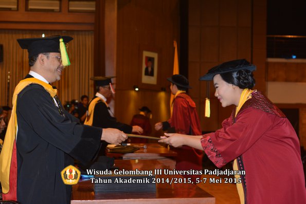 Wisuda Unpad Gel III TA 2014_2015  Fakultas Ilmu Komunikasi oleh Dekan  005