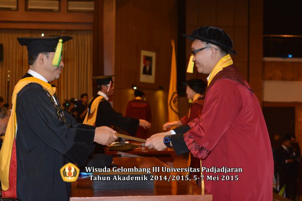 Wisuda Unpad Gel III TA 2014_2015  Fakultas Ilmu Komunikasi oleh Dekan  006