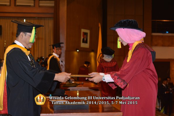 Wisuda Unpad Gel III TA 2014_2015  Fakultas Ilmu Komunikasi oleh Dekan  014
