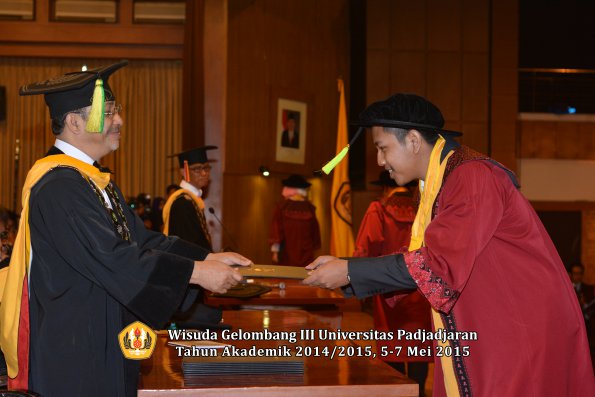 Wisuda Unpad Gel III TA 2014_2015  Fakultas Ilmu Komunikasi oleh Dekan  016
