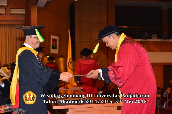 Wisuda Unpad Gel III TA 2014_2015  Fakultas Ilmu Komunikasi oleh Dekan  018