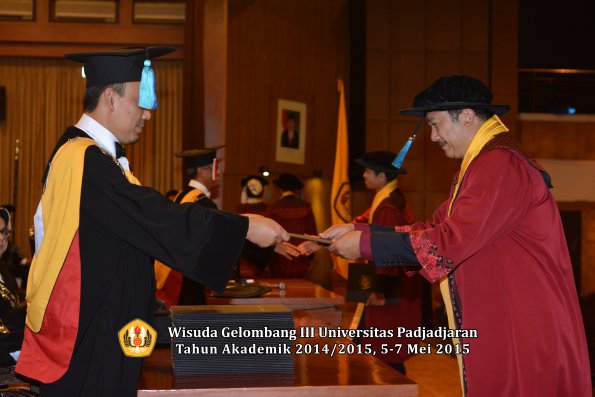 Wisuda Unpad Gel III TA 2014_2015  Fakultas Keperawatan oleh Dekan 004