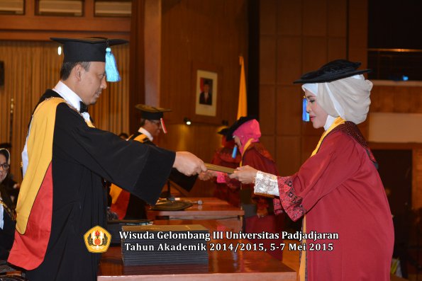 Wisuda Unpad Gel III TA 2014_2015  Fakultas Keperawatan oleh Dekan 012