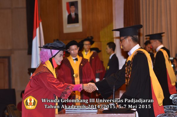Wisuda Unpad Gel III TA 2014_2015  Fakultas Hukum oleh Rektor 015
