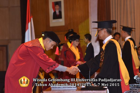 Wisuda Unpad Gel III TA 2014_2015  Fakultas Hukum oleh Rektor 019
