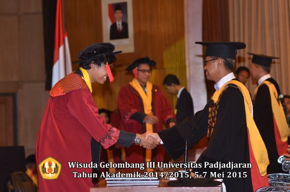 Wisuda Unpad Gel III TA 2014_2015  Fakultas Hukum oleh Rektor 021
