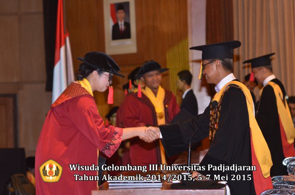 Wisuda Unpad Gel III TA 2014_2015  Fakultas Hukum oleh Rektor 027