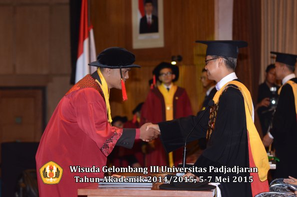 Wisuda Unpad Gel III TA 2014_2015  Fakultas Hukum oleh Rektor 028