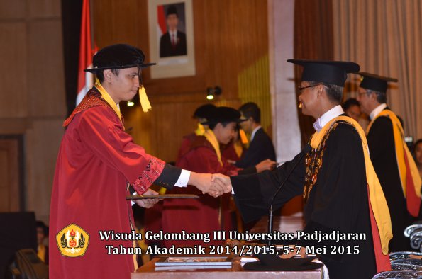 Wisuda Unpad Gel III TA 2014_2015  Fakultas Ekonomi dan Bisnis oleh Rektor 032