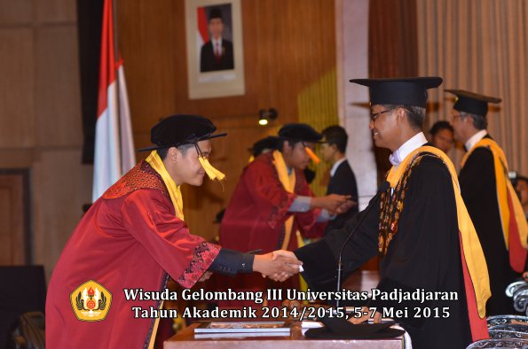 Wisuda Unpad Gel III TA 2014_2015  Fakultas Ekonomi dan Bisnis oleh Rektor 036