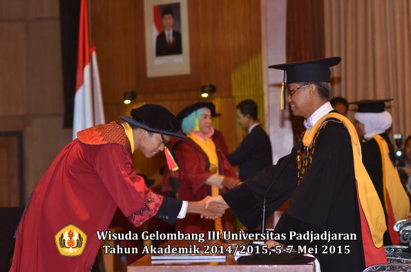 Wisuda Unpad Gel III TA 2014_2015 Fakultas Mipa oleh Rektor  012
