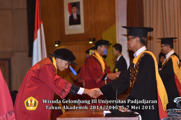 Wisuda Unpad Gel III TA 2014_2015 Fakultas ISIP oleh Rektor  024